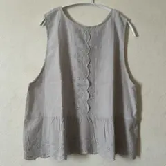 刺繍入り薄いグレーのノースリーブ前後着ブラウス ベスト 『新品未使用』