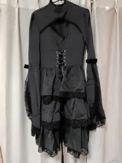 黒いレースアップフリルドレス