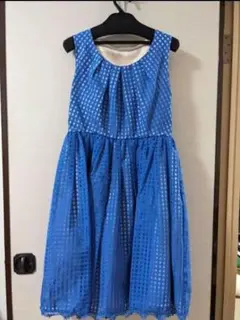 青いノースリーブドレス レース装飾付き