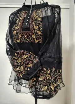 美品【Lily Brown 】 チュール刺繍ブラウス 　黒　Ｗingキャミ付き