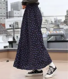 美品 シンゾーン PURPLE FLOWER SKIRT 小花柄 36のサムネイル