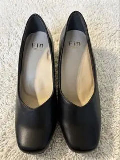 【極美品】　フィン　fin パンプス　スクエアトゥ　Vカット　冠婚葬祭　黒のサムネイル