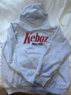 KEBOZ フード付きパーカー ダークグレー KEBOZ（ケボズ）の「KEBOZ/ケボズ BB LOGO SWEAT FULL ZIP HOODIE