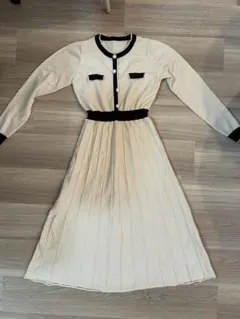 クリーム色と黒の長袖ニットワンピース