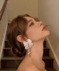 エレガントな花モチーフのピアス