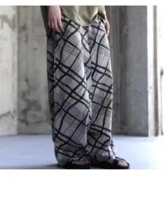 美品　ANTIQUA　ベージュと茶色のサルエルパンツ