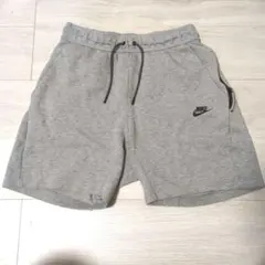 NIKE グレー テックフリース ショートパンツのサムネイル
