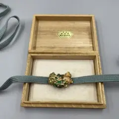 アンティーク 大阪高麗橋 越後屋 成り物彫刻翡翠銀台座帯留め 三分紐 