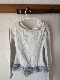 グレー フリル付き 長袖Tシャツ