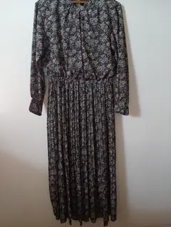 黒と白の花柄長袖ロングワンピース