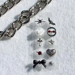 赤い瞳が印象的　ダーク　耳ツボジュエリー　シルバー×黒×赤　コウモリ　キラキラ