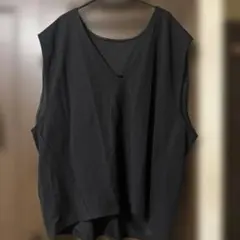 Vネックデザインの黒いベスト　8L