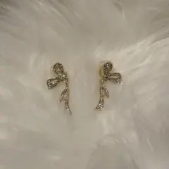 リボン型金色クリスタルイヤリングのサムネイル
