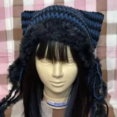 61手編みの猫耳ニット帽　ブラック✖️ブルー✖️ファー あご紐付きＹ２Ｋ