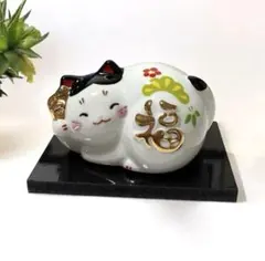 可愛い猫の置物　福丸ねこ【黒ブチ】 陶磁器　黒塗台付　ミニサイズ　癒し　新品