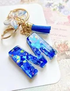 青色M型レジンチャーム