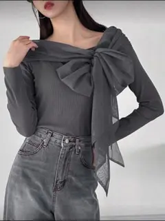 リボン付きグレーオフショルダー長袖トップス