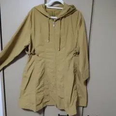 フード付きナイロンジャンパー