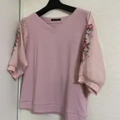 大幅値下げ　イング　刺繍がとってもかわいい　ピンクのトップスのサムネイル