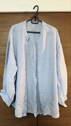薄い青の長袖カジュアルシャツ