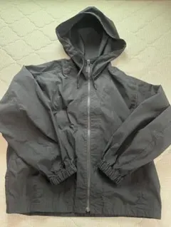 ユニクロ　黒いフード付きジャケット