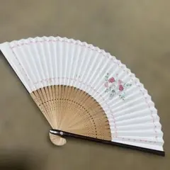透かし彫り 扇子 ホワイト タッセル付き 高級絹扇 扇子 透かし彫り タッセル付き - メルカリ