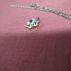 シルバークリスタル花モチーフネックレス