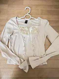 リボン付きクリーム色リブ編みトップス