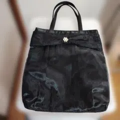 黒いトートバッグ パール飾り付き