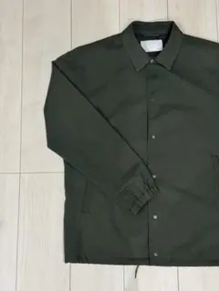 グリーンのブルゾン