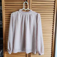 ドット柄フリル付き長袖ブラウス