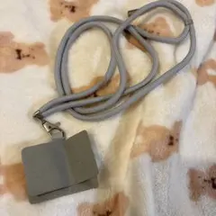 グレーのショルダーストラップ