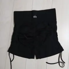 alo yoga ショートパンツ ブラック - メルカリ