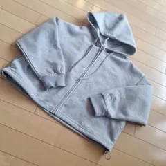 フード付き グレー クロップド パーカー ラブトキ