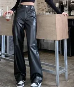 黒 合成皮革 ハイウエスト ワイドレッグパンツ