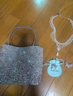 結婚式やパーティーに最適ビーズ装飾バッグ　ネックレス　指輪　ブローチ