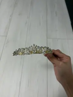 金色と銀色の花モチーフティアラ