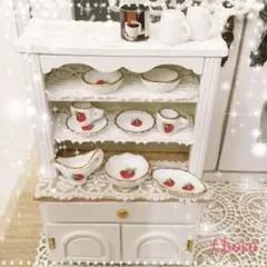 ＊るう様ご専用＊ミニチュア 白い食器棚と可愛い食器＊いちご柄 D