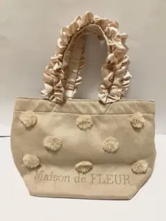 Maison de FLEUR ファーポンポンフリルハンドルトートバッグベージュ