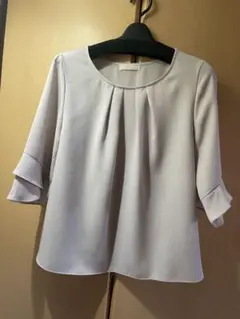 【anySiS】綺麗め　淡いピンクベージュ　ブラウス　オフィス　五分袖