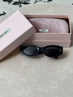 miu miu サングラス ブラック ゴールドロゴ キャットアイ - メルカリ