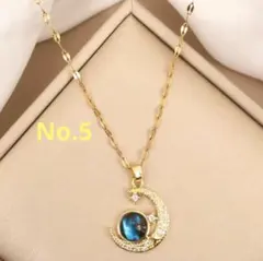 三日月形ゴールドネックレス