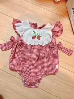 赤ギンガムチェック苺柄ロンパース 66サイズ