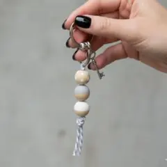 《no,K04》ハンドメイド ウッドボール キーリング キーチャーム付き D