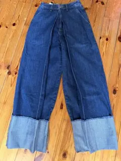 新品　AALTO デニムパンツ センタープレス　タック　インディゴブルーのサムネイル