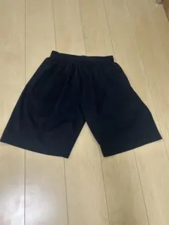 黒のポリエステルショートパンツ