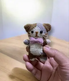 リボンをつけた三毛猫のあみぐるみ 約9cm 8-9