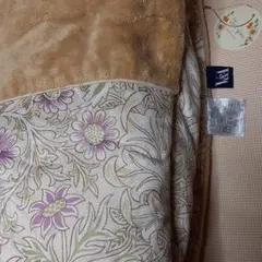 ☆美品☆V&A 　合繊肌掛け布団　140cm x 200cm　爽やかな花柄