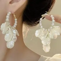 パール フラワー ピアス 花びら 大ぶり 結婚式 ブライダル ゴールド 揺れる