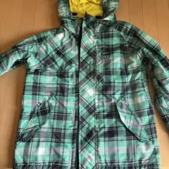 緑と黒のチェック柄スノーボードウェア